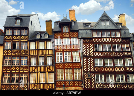 Reihe von verwinkelten mittelalterlichen Häusern in Rennes, Frankreich Stockfoto