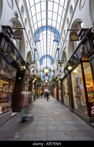 Das Innere des Thornton es Arcade Shopping Center auf Briggate Straße in Leeds Großbritannien 12. Dezember 2007 Stockfoto