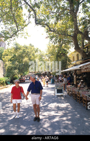 Ehepaar im Ruhestand, shopping in der Altstadt in Rhodos Griechenland Stockfoto