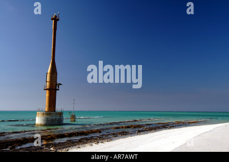 Leuchtturm und Wetterstation am abgelegenen Insel Cunningham, Imperieuse Reef, Rowley Shoals Marine Park, Western Australia Stockfoto