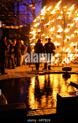 Paar und Massen an wintercity Nächte des Feuers flammenden Kugel durch cie carabosse in Wasser nathan Philips Platz in Toronto nieder Stockfoto