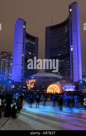 Skater auf der Eisbahn in der Toronto City Hall während Wintercity Nights of Fire und aufgenommen-Rock-Musiker-Bühne zeigen Leistung Stockfoto