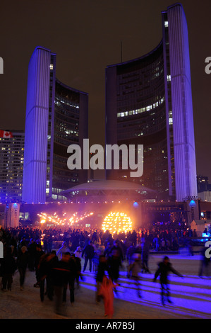 Skater an Nathan Philips Square Toronto in Wintercity Nächten des Feuers Stockfoto