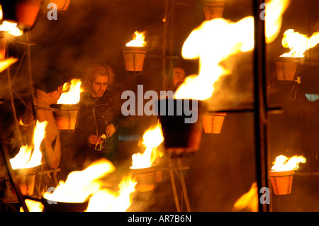 Zuschauer, die von der Verbrennung Töpfe Wintercity nachts Feuer Toronto Globe Aufwärmen Stockfoto