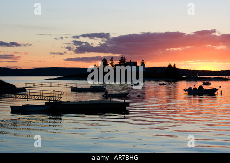 Kürbis-Insel-Leuchtturm bei Sonnenuntergang vom Little Deer Isle, Maine gesehen.  Penobscot Bay. Stockfoto