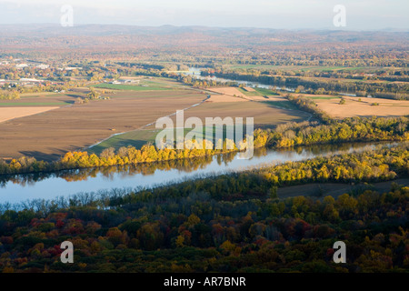 Bauernhöfen, Wald und den Connecticut River von Skinner Berghaus in Skinner Staatspark in Hadley gesehen. Stockfoto