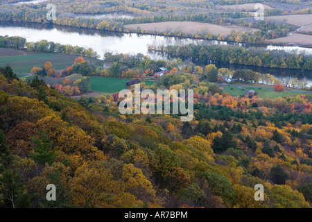 Bauernhöfen, Wald und den Connecticut River von Skinner Berghaus in Skinner Staatspark in Hadley gesehen. Stockfoto