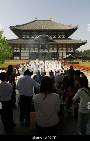 Touristen betreten die historische Holztore der berühmten Welt Erbe Gebäude des Todaiji Tempel Nara Japan Kansai Asien Stockfoto