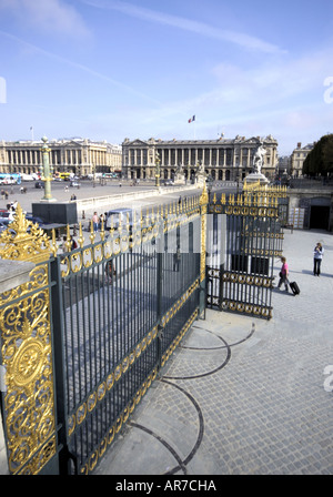 reich verzierte Gold vergoldet schmiedeeisernen Toren am Eingang zum Jardin des Tuilieres führt weg vom Place De La Concorde Paris Stockfoto