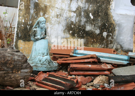 Statue der Betende Frau zwischen Trümmern, verursacht durch den Tsunami in der Nähe von Thalaiady Kirche, Halbinsel Jaffna, Sri Lanka Stockfoto