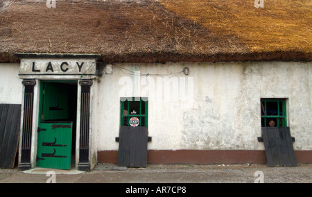 Außenseite des Lacey es reetgedeckten Pub mit die Tür halb an der Spitze, Castlecomer, Co. Kilkenny offen Stockfoto