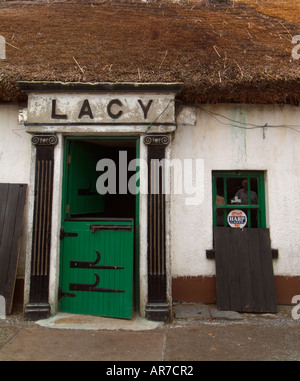 Außenseite des Lacey es reetgedeckten Pub mit die Tür halb an der Spitze, Castlecomer, Co. Kilkenny offen Stockfoto