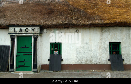 Außenseite des Lacey es reetgedeckten Pub mit der Tür geschlossen, Castlecomer, Co. Kilkenny Stockfoto