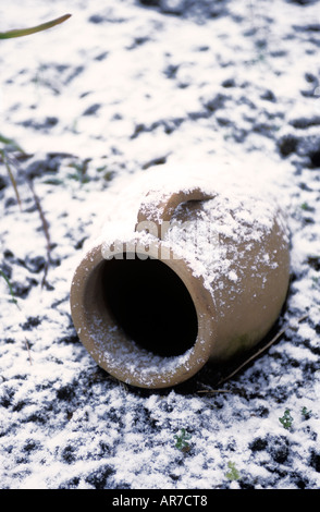 AMPHORE TOPF IM GARTEN MIT SCHNEE BEDECKT Stockfoto