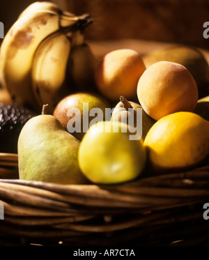 FRISCHES OBST IM KORB CANE Stockfoto