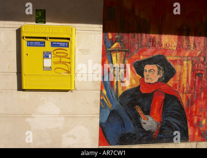 einen gelben Briefkasten und ein Wandbild an der Wand in Montmartre Paris nur vom Rue Des Abbesses Stockfoto