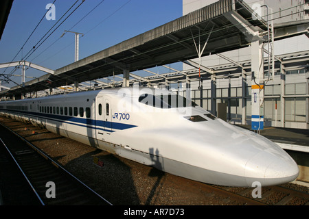 Shinkansen-Hochgeschwindigkeitszug wartet in Shin Okayama Station Japan Asien abfahren Stockfoto