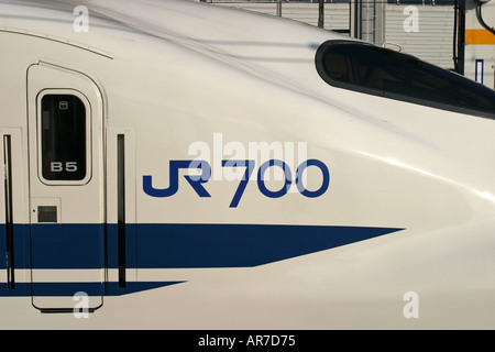 Nahaufnahme von einem 700er Serie Hikari Shinkansen-Hochgeschwindigkeitszug an JR Okayama Station Japan Asien Stockfoto