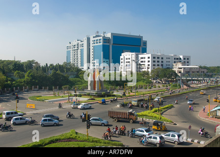 Ich T Gebäude dienten durch eine neue Straße in Chennai Tamil Nadu, Indien Stockfoto