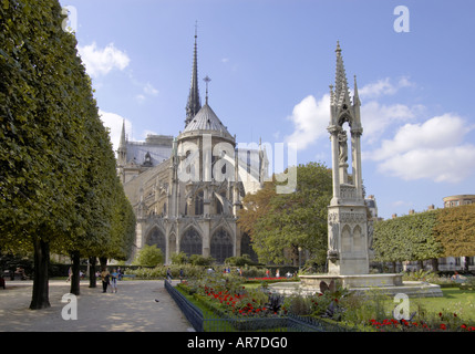 Gärten auf der Rückseite der Kathedrale Notre Dame in Paris Frankreich Stockfoto