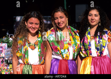 Mexikanische Leben mit Tänzern in farbenfrohen Kostümen in Oaxaca, Mexiko Stockfoto