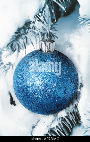 Weihnachts-Dekoration hängen Schnee bedeckt Fichte außerhalb Stockfoto