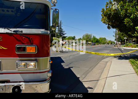 Strommast zerstört, nachdem ein SUV durch es abgestürzt Stockfoto