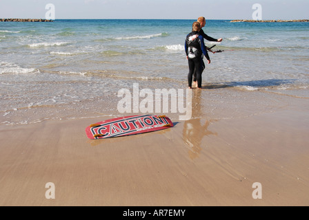 Israel Kite Surflehrer und Schüler am Strand Stockfoto