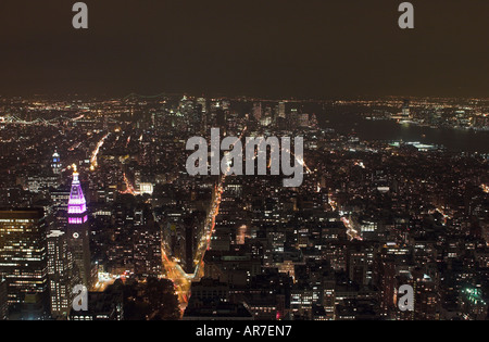 Ansicht von NEW YORK CITY SKYLINE bei Nacht vom Empire State Building suchen entlang der Fifth Avenue Stockfoto