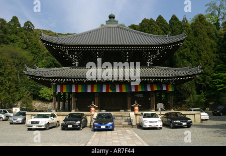 Chion im Tempel Kyoto Japan mit modernen Autos geparkt vor dem 13. Jahrhundert Holzgebäude Kyoto Japan Asien Stockfoto