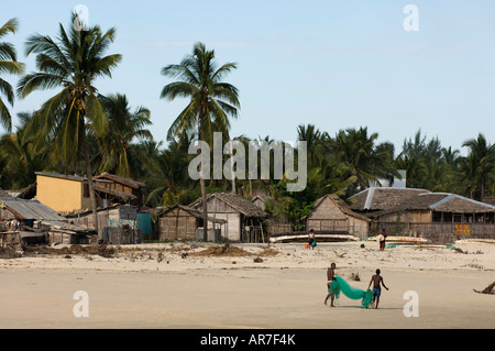 Fischerdorf am Strand, Morondava, Madagaskar Stockfoto