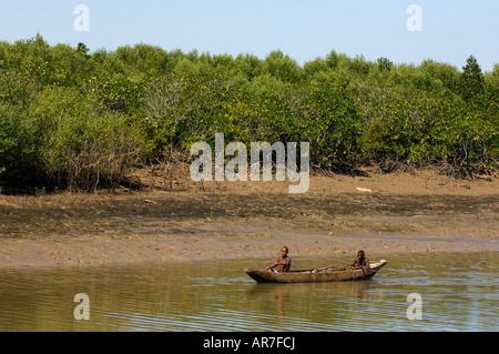 Kanu auf dem Fluss Morondava, Morondava, Madagaskar Stockfoto