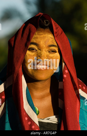 Mädchen mit bemaltem traditionell Gesicht aus der Sakalava Stamm, Nosy Be, Madagaskar Stockfoto