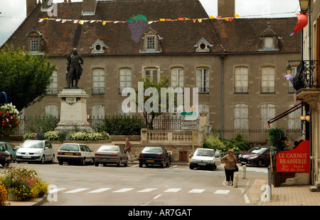 Französischer Wein Stadt Nolay Region Burgund Frankreich und Garnot Statue Stockfoto