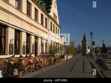 Sonnenbaden auf der Terrasse am Hafen von Lindau Stockfoto