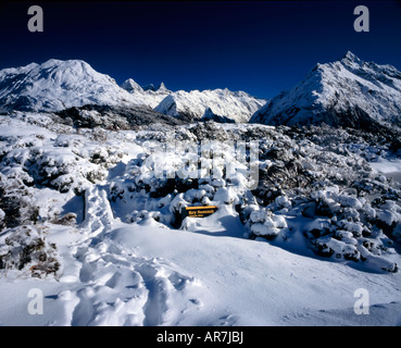 Key Summit auf dem Routeburn Track, Fiordland, Neuseeland im Winter mit Schnee, Key Summit Zeichen sichtbar Stockfoto