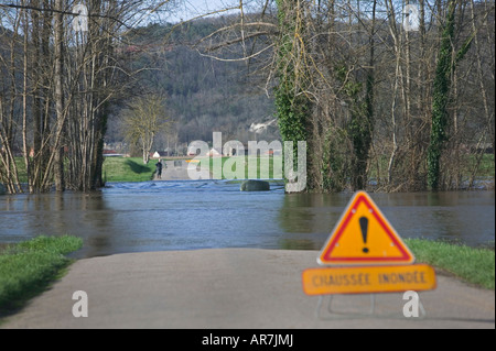 Fluss Dordogne überläuft seinen Ufern nach schweren Regenfällen und nimmt einen neuen Kurs, eine Straße in den Prozess zu blockieren. Stockfoto