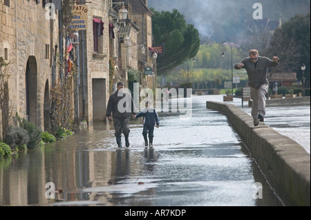 Fluss Dordogne Überläufe in der Hauptstraße von einem benachbarten Dorf nach einer schweren und anhaltenden Regenfällen. Stockfoto