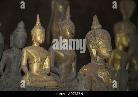 Nahaufnahme von vergoldeten Buddhas aus Tham Ting, der unteren und fotogenen Höhle von Ban Pak Ou, auf dem Mekong in der Nähe von Luang Prabang, Laos. Stockfoto