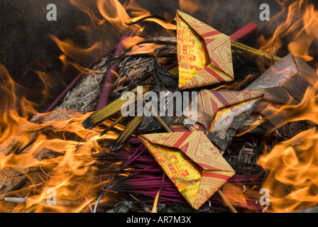 Verbrennung von Joss Papiergeld im Lingyin Tempel, Hangzhou, Zhejiang China Stockfoto