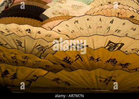 Ventilatoren für den Verkauf im muslimischen Viertel, Xian Shaanxi Provinz China aufgereiht. Stockfoto