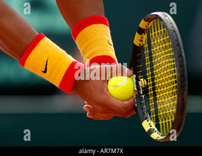 Spaniens Tennisspieler Rafael Nadal im Davis Cup Play-off gegen Italien in Santander Nordspanien dient Stockfoto