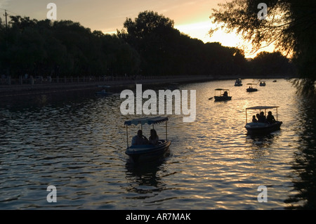 Bootfahren auf Shichahai See hinter Houhai in Peking an einem Sommerabend. Stockfoto