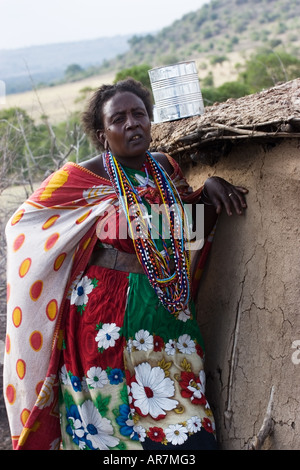 Porträt von Massai Frau stehen von der typischen Wohnung im Dorf Stockfoto