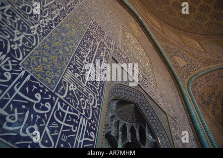 Abstrakten floralen Detail der komplizierten Fliese Arbeit Einrichtung der Sheikh Lotfallah Moschee, Naghsh-i Jahan Quadrat, Esfahan Iran. Stockfoto