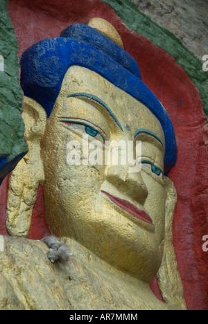 Nietang Buddha geschnitzt in einer Felswand am Stadtrand von Lhasa, die größte gravierten steinerne Statue des Sakyamuni in Tibet. Stockfoto