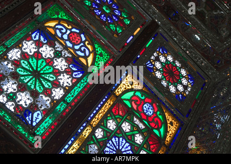 Die Glasfenster des Narenjistan-e Qavam oder Qavam Orangerie, Shiraz, Iran. Stockfoto