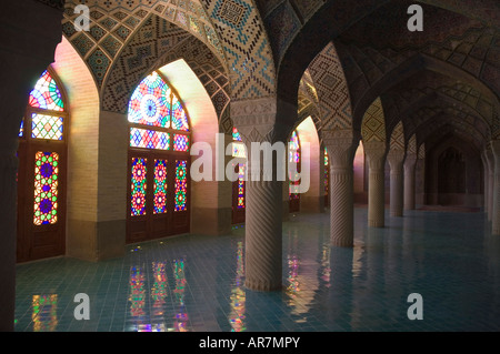 Die schöne geflieste Gebet Hall von Nasir al Mulk, Shiraz, Iran Stockfoto