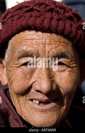 Vertikale Porträt einer alten tibetischen Frau auf eine Pilgerreise zu den Potala Palast, Lhasa, Volksrepublik China Stockfoto