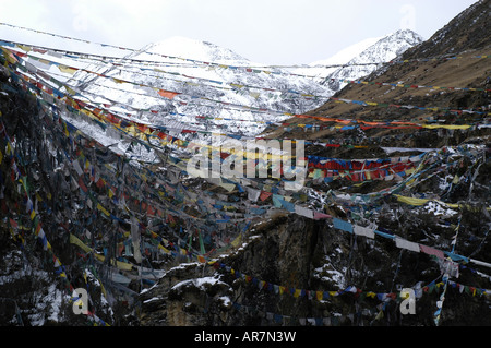 Blick auf Gebetsfahne Tal genommen auf den Abstieg ins Tidrum Kloster Tibets Stockfoto